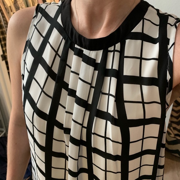 Black and white silk tank top. - Picture 4 of 4